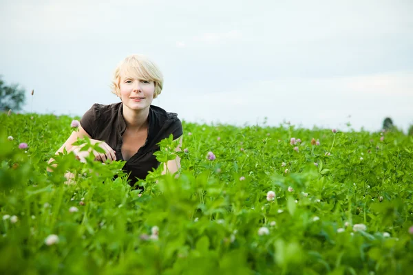 Meisje in een veld van bloemen — Stockfoto