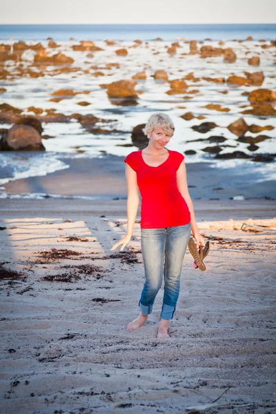 Chica caminando por la playa —  Fotos de Stock