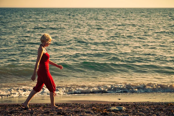 Девушка прогуливаясь по пляжу — стоковое фото