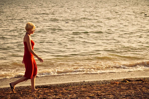 Ragazza passeggiando lungo la spiaggia — Foto Stock