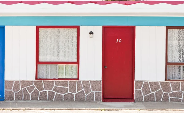 Motell med röda och blå dörrar — Stockfoto