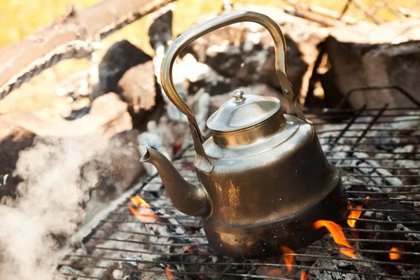 Wasserkocher mit auf dem Feuer erhitztem Wasser — Stockfoto