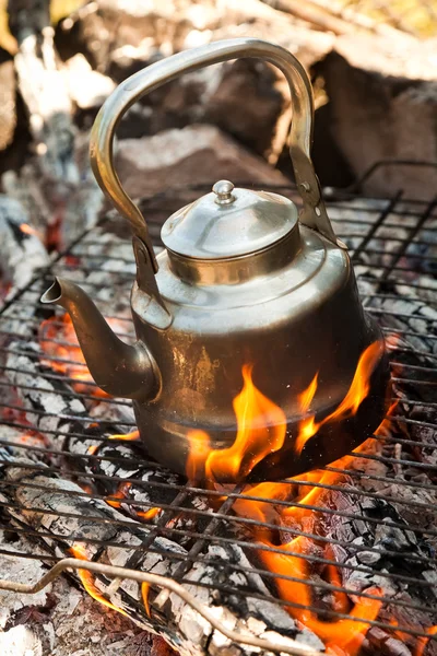 Wasserkocher mit auf dem Feuer erhitztem Wasser — Stockfoto