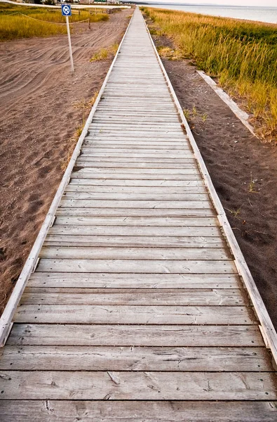 En trä gångväg längs stranden — Stockfoto