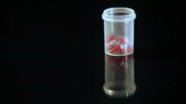 konteyner içine düşen hap kapsül