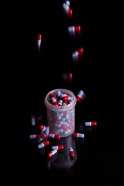 vullen van een container al vol van capsules
