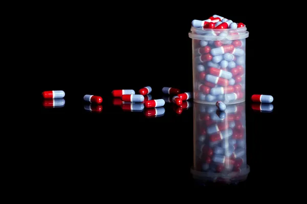 Recipiente cheio de comprimidos — Fotografia de Stock