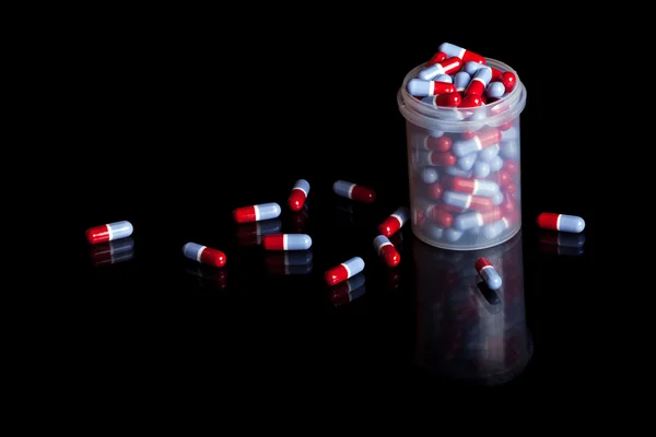 Behållare full av piller — Stockfoto