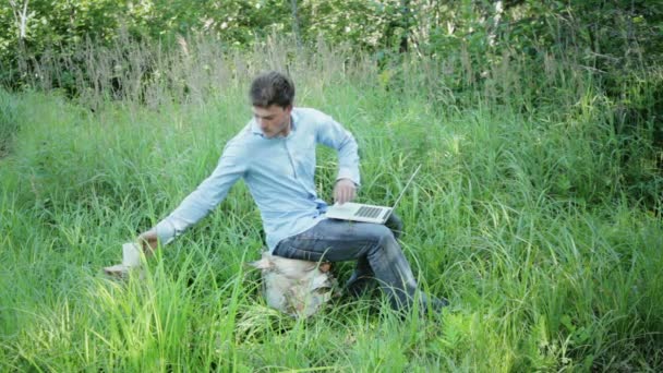 Biznesmen pracy na zewnątrz przy filiżance kawy — Wideo stockowe