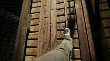 bir çizgi üzerinde yürüyen adam