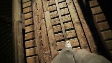 bir çizgi üzerinde yürüyen adam