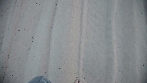 Férfi séta a homokban, mezítlábas — Stock videók