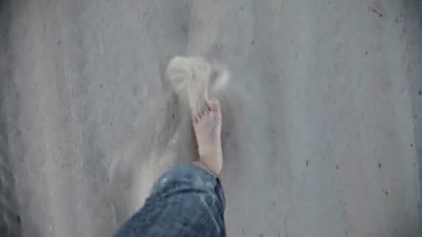 Man lopen in zand barefoot — Stockvideo