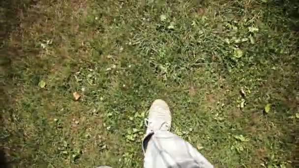 Человек ходит по грязи и траве — стоковое видео