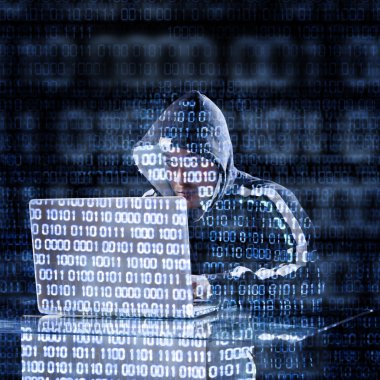 bir dizüstü bilgisayarda yazarak hacker