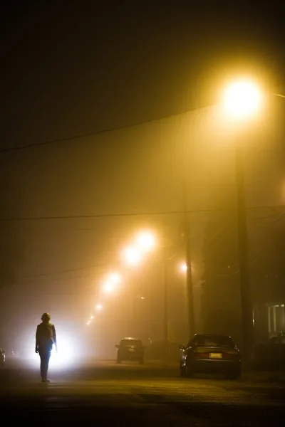 Woman alone in the foggy street — Stock Photo, Image