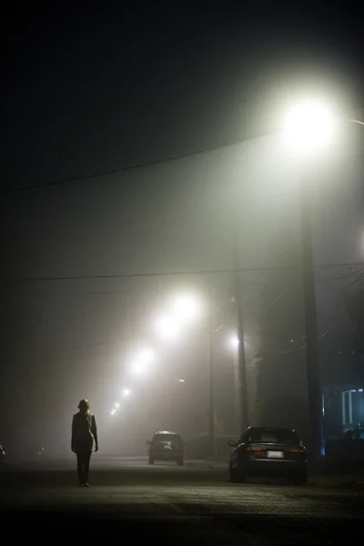Nő egyedül a ködös utcában — Stock Fotó