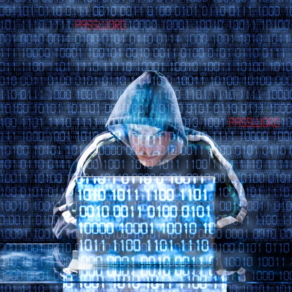Hacker escribiendo en un portátil — Foto de Stock
