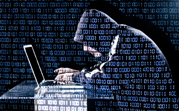 Hacker tippen auf Laptop — Stockfoto