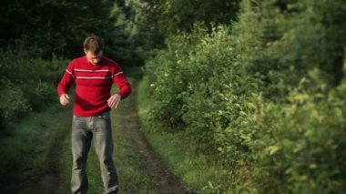 genç adam böcekler silkiyor