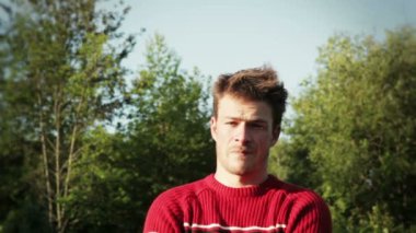 genç adam böcekler silkiyor