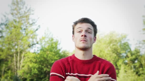 Jeune homme haussant les épaules des insectes — Video