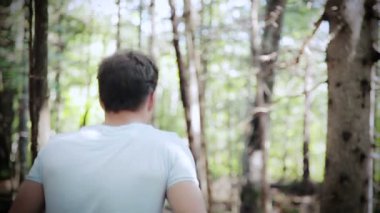 genç adam ormanda korkuttu