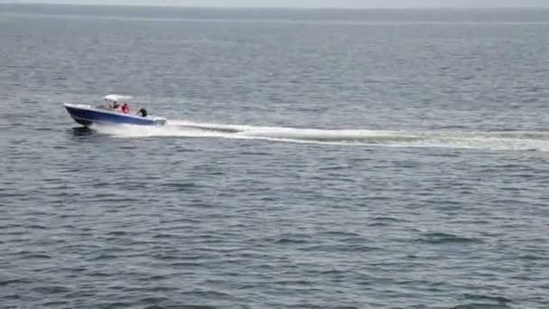 Barco a motor en el mar — Vídeos de Stock