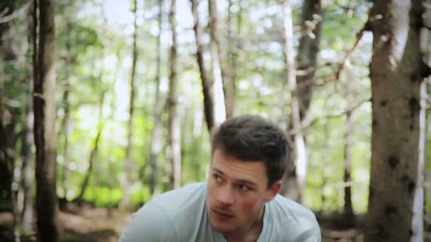 Молодий чоловік загубився в лісі — стокове відео