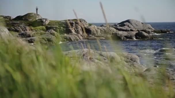 Скалистый берег — стоковое видео