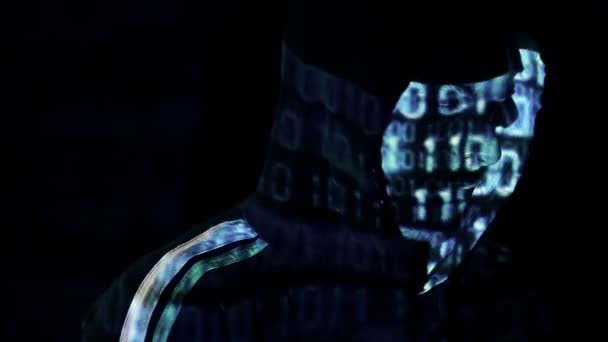 Хакер смотрит в камеру — стоковое видео
