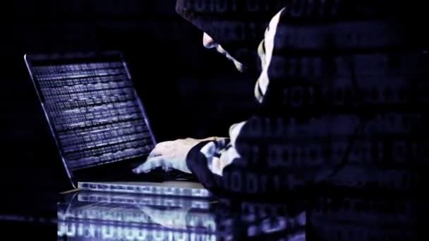 그의 노트북에서 일 하는 해커 — 비디오