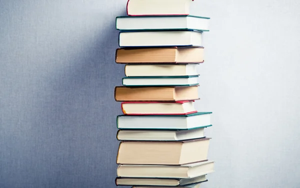 Bardzo wysoki stos książek — Zdjęcie stockowe