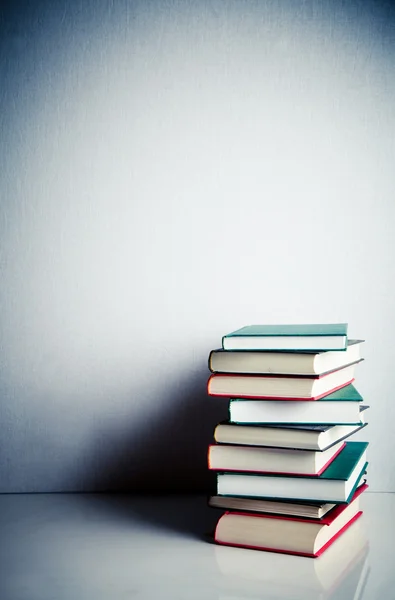 Högen med böcker på ett bord — Stockfoto