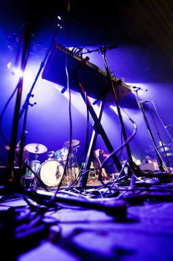 sahne hazır bir müzik grubu için karanlık görüntüsünü canlı performans