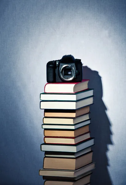 Caméra sur une pile élevée de livres — Photo