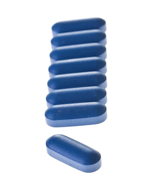 Nahaufnahme von blauen Tabletten in einer Reihe — Stockfoto
