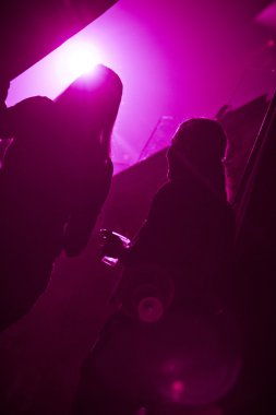 iki kız bir konser girme