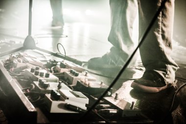 gitar pedal ile sahnede canlı bir gösteri sırasında bant