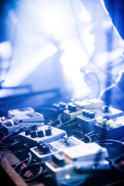 gitar pedal ile sahnede canlı bir gösteri sırasında bant