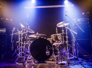 Drumkit müzisyenler için bekleyen boş sahne