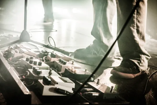 Gitarr pedalerna på en scen med live bandet utför under en show — Stockfoto