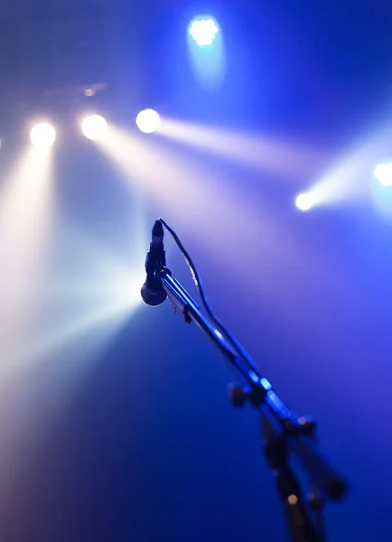 Microphone on empty stage waiting for a voice — Stock Photo, Image