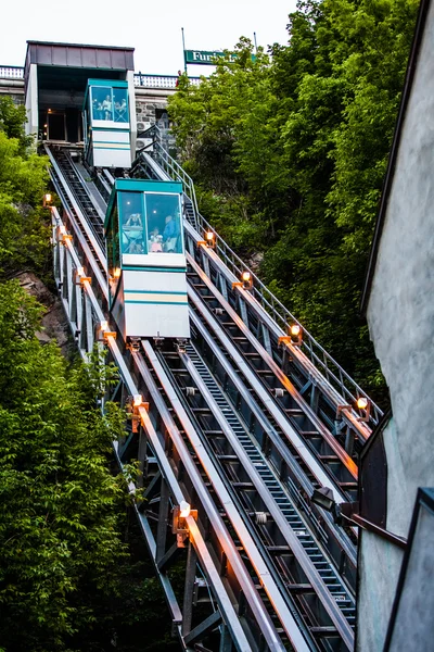 Bergbanor går upp och ner i den gamla delen av quebec city — Stockfoto