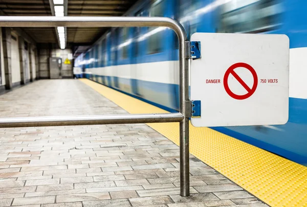 Bewegender U-Bahn-Zug und Bewegung verschwimmen mit Sicherheitsverbot — Stockfoto