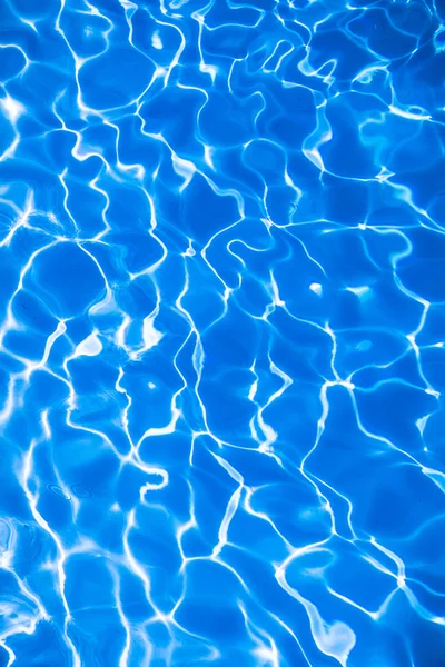 Blått vatten konsistens av ringar under en solig dag — Stockfoto