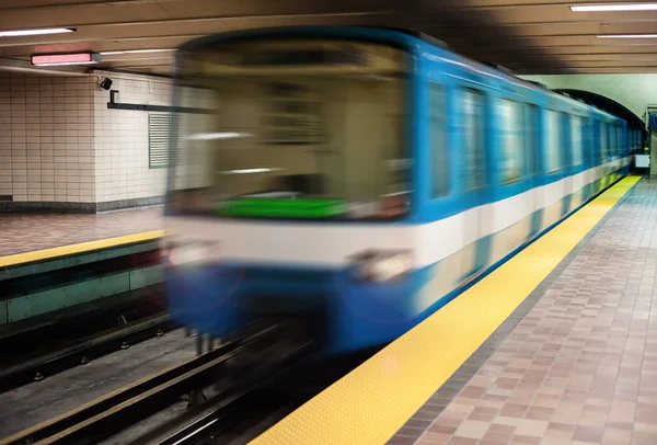 Bewegender U-Bahn-Zug mit leerem U-Bahnsteig. — Stockfoto