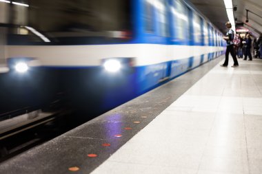 renkli yeraltı metro treni Hareket Bulanıklığı ile
