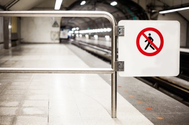 bir metro platformda Emanet yasaklama işareti (değil çapraz)