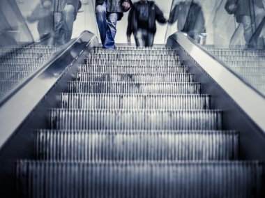 Hareket Bulanıklığı ve mavi renk ile metro Asansör